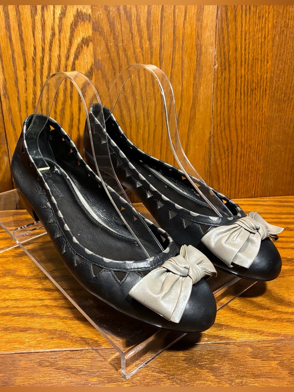 B. Makowsky Bow Ballet Flats Cutout Two-Tone Trim Black Gray Leather Size 8.5